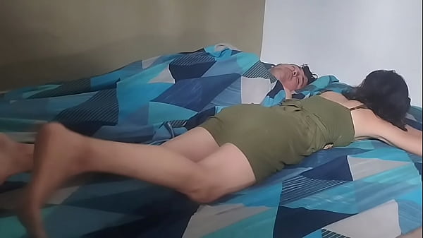 Hombre macho grande blanco folla a mujer callejera sin condón