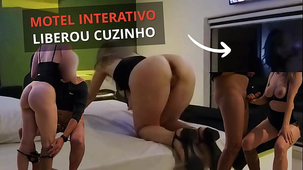 Motel Interativo – Macho comeu e gozou no cuzinho que escorreu pra bucetinha. A camisinha saiu e fui comida no pelo. Corno ficou só olhando pelo vidro.