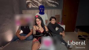 Enfermera sexy cura a 3 pacientes sacándoles la leche