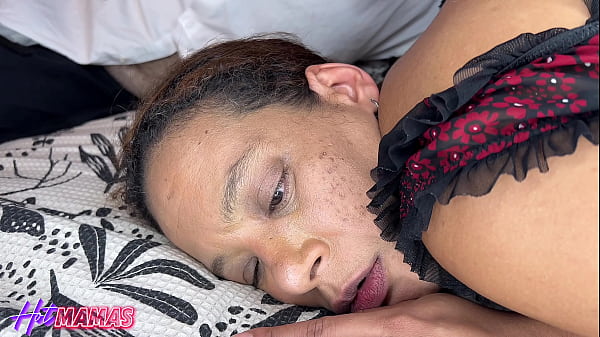 MILF casada trepando com homem pauzudo que o marido dela achou no Tinder