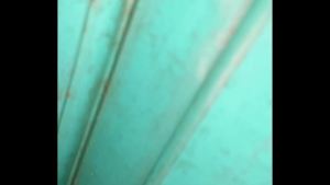 Ngintip Istri tetangga kost yang sengaja gak kunci kamar saat suaminya kerja, malah di ajak ngentot