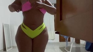 ENFERMERA se cambia de ropa y es captada por la camara del consultorio