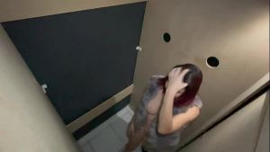 Estava com tanto tesão que fodi no GloryHole com um desconhecido e acabei ficando cheia de porra na buceta.