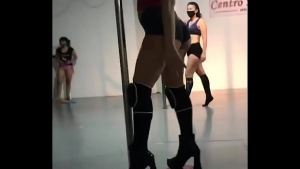 Doctorita argenta hace sexy striptease en el tubo