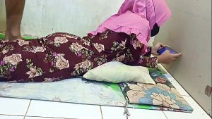 SeIingkuhi istri teman dan ngentot memek nya hingga puas