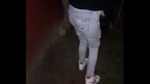 Mi cuñada toda peda meando en la calle después de la fiesta