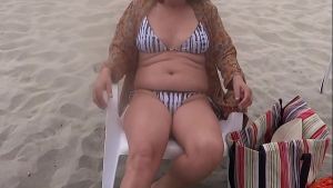 Seeing big cocks on the beach, I can’t resist and I masturbate. I need to fuck.