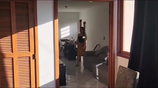 A Kel quase pegou a amiga dela me fazendo um boquete na cozinha de casa. Vídeo completo