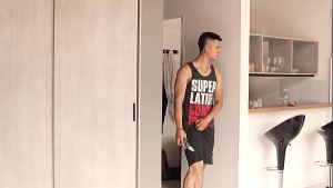 hermanastro me mira bañandome y me hace caer en la tentación de chupar su polla