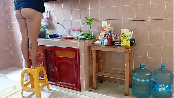 Madrastra gordita lava y hace limpieza en la cocina