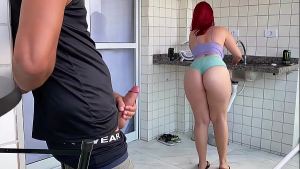 O jeito que ela rebola limpando, me deixou louco de tesão, que bunda linda, impossível não gozar