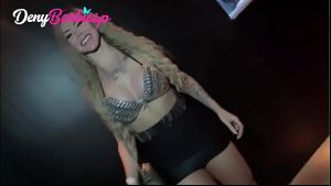 Fiquei cheia de tesão na balada e acabei dando uma rapidinha no banheiro.