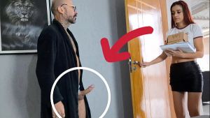 vovo pervertido recebe entregadora com pau de fora!