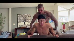 Meu amigo sarrou e depois me fodeu no pelo