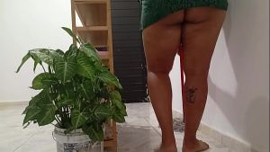 Vecina gordita haciendo limpieza en su nuevo departamento