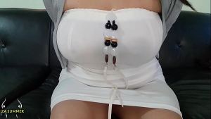 Me abro el culo con los dedos y me masturbo hasta sacarme la leche del coño para mi padrastro.