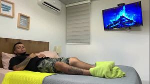 Le doy una buena mamada al cachondo de mi vecino de cuarto