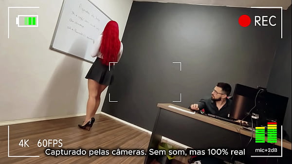 A secretária entrou só pra escrever no quadro… mas saiu de joelhos