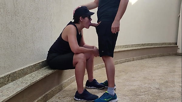 Comi uma sapatão que parece homem,o importante é ter onde enfiar o pau pra gozar,foda-se