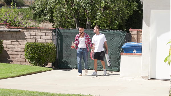 Alluring Housewife Dee Williams Tempts Her Handymen Into An Airtight DP Threesome GP3296