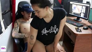 ME FOLLO A MI HERMANASTRA DE CULO GRANDE Y TATAS GRANDES NATURALES EN LA OFICINA DE NUESTROS PADRES – PORNO EN ESPANOL