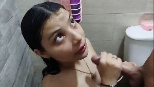 hermanastra sexy en su ducha caliente se pone cachonda y su hermanastro la espía, pero ella le da una mamada para tragarse su leche – Porno en espanol