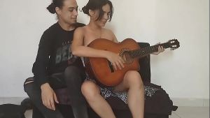 mi hermanastro se equivoco de guitarra y termina tocando mi coño para follarme bien duro – porno en espanol