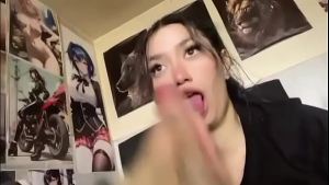 ¡Hermosa Latina de 18 años chupa la verga por traviesa me corro en su boca!