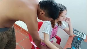 VEN VECINA, DEJA LO QUE ESTAS HACIENDO Y MEJOR CHUPAME LA VERGA PARA DESPUES COJERTE COMO MAS TE GUSTA – PORNO EN ESPANOL