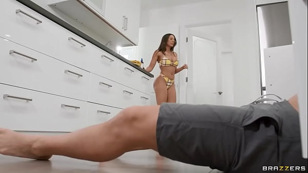 Big Booty Bend & Snap Luna Star / Brazzers/ Enter XVPROMO on official site for discount