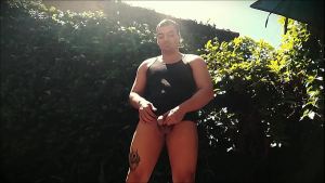 Disfrutando del sol Outdoor Sexy N1 con su Big Dick disfrutando de la naturaleza