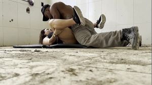 GAROTA DE BUNDA GRANDE ADORA DAR O CU EM CASA ABANDONADA