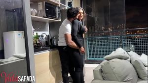 Safadinho mostrou que realmente tem muita experiência com casadas. Fez a Lu gozar muito e até ter um squirt real