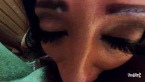 Stout paaskonijntje met dikke tieten zuigt dikke Zwarte lul en slikt zaad!