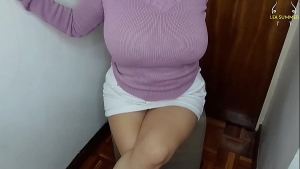 Una esposa infiel y sexy baila sensualmente para su amante, tocándose las tetas y su coño peludo.