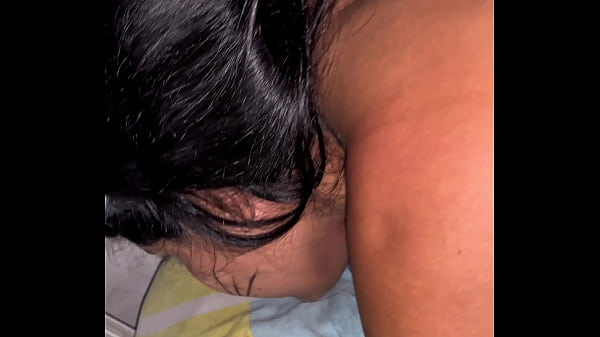 fiesta de halloween y entran al cuarto a follar de lo caliente que estaban ! Parecia virgen de lo cerrada que estaba