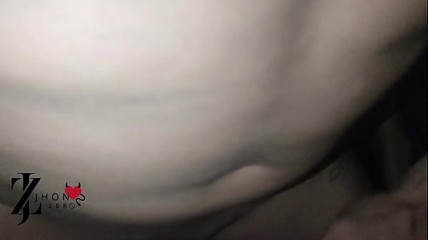 Jhonzer0 –  Tesão no Carro: Buceta Molhada e Pau Enterrado no Cu