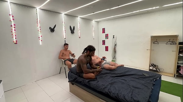 La pequeña zorra Britney Dutch recibe el castigo de tres pollas enormes DOBLE PENETRACIÓN