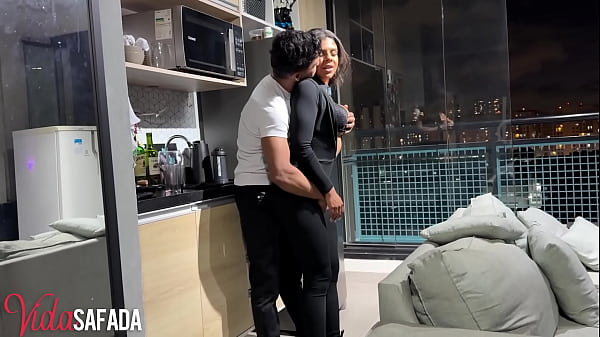 Safadinho mostrou que realmente tem muita experiência com casadas. Fez a Lu gozar muito e até ter um squirt real