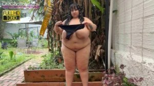 SSBBW Amateur Oils Her Body