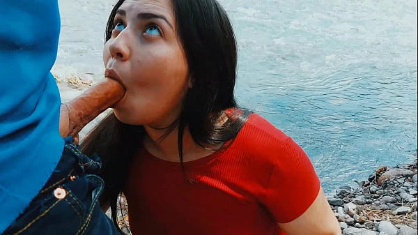 Arriesgado blowjob apasionado en la naturaleza al aire libre