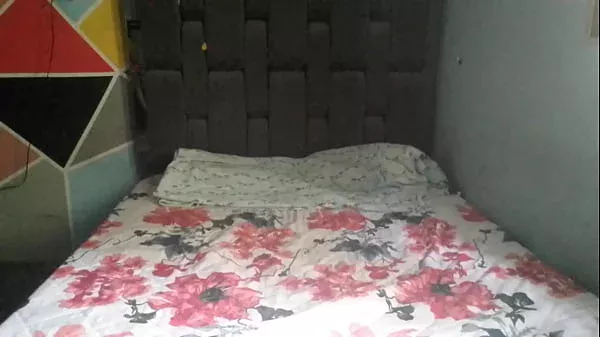 luego de calentar pasamos a la accion, con la instructora comienzo a darme cariño y a masturbarnos