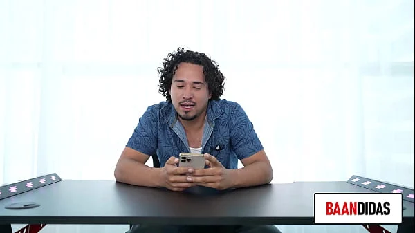 Luisito tefornica esta listo para follarse a su asistenta en su primer unboxing porno.