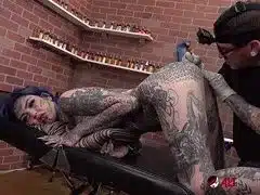 Beim Bumsen kriegt sie den Hintern tätowiert