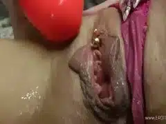 Blondine mit dicken Titten beim Solofick mit einem Toy