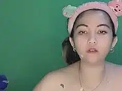 Die unrasierte Mollige beim Masturbieren