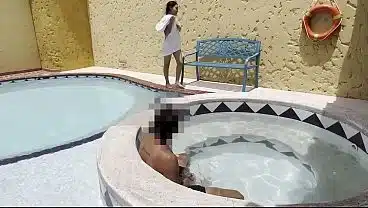 Encuentro Casual Con Petite Skinny de 18 Años en Piscina al Aire Libre Acaba en Fuck Amateur
