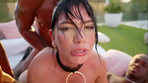 Esta guarra colombiana recibe una buena tanda de pollas por su cumpleaños. BBC gangbang a Yenifer Chacon