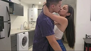 Le soy Infiel a mi Esposo con el Plomero Que contrate y me Follo Sin Condón!