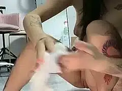 Tätowierter Teenager fickt in Nahaufnahme